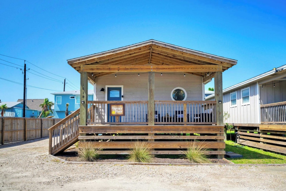 Dual Port A Cottages 2 Complete Homes Walk to the Beach + Patio Fully-equipped Kitchens