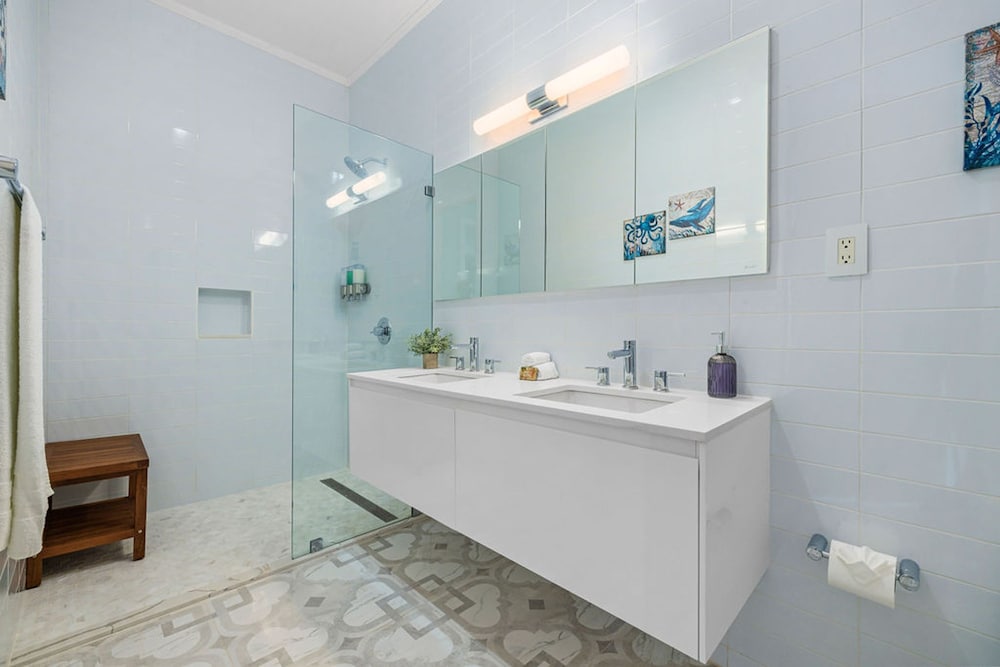 Oceanside Luxury The Cove Palm Beach 2BR 2 5BA