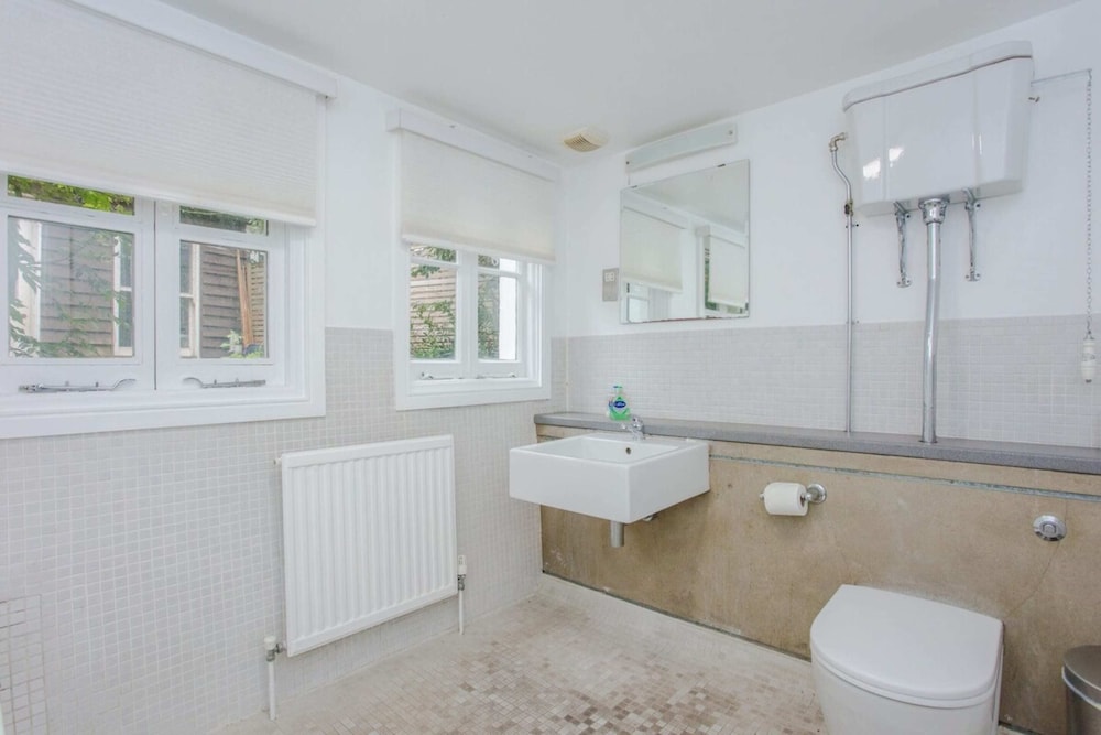 Mountgrove Road Spacious 2 Bedroom Flat