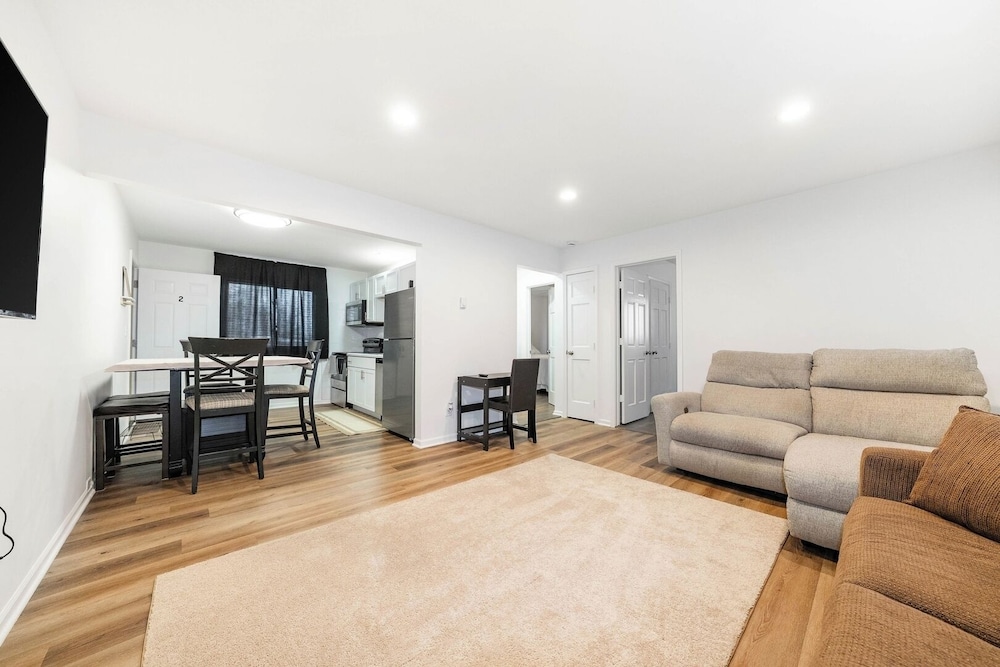 Renovated Apt w/ A/c, Wifi & Free Parking