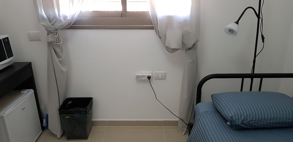 Private Bed and Bathroom in Netanya