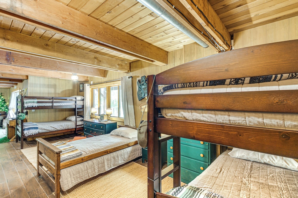 Canal Across Street: Family Cabin in Breezy Point!