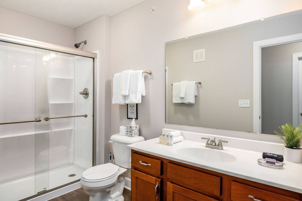 Woodland Penthouse 2BR W D Pool Gym Walkable