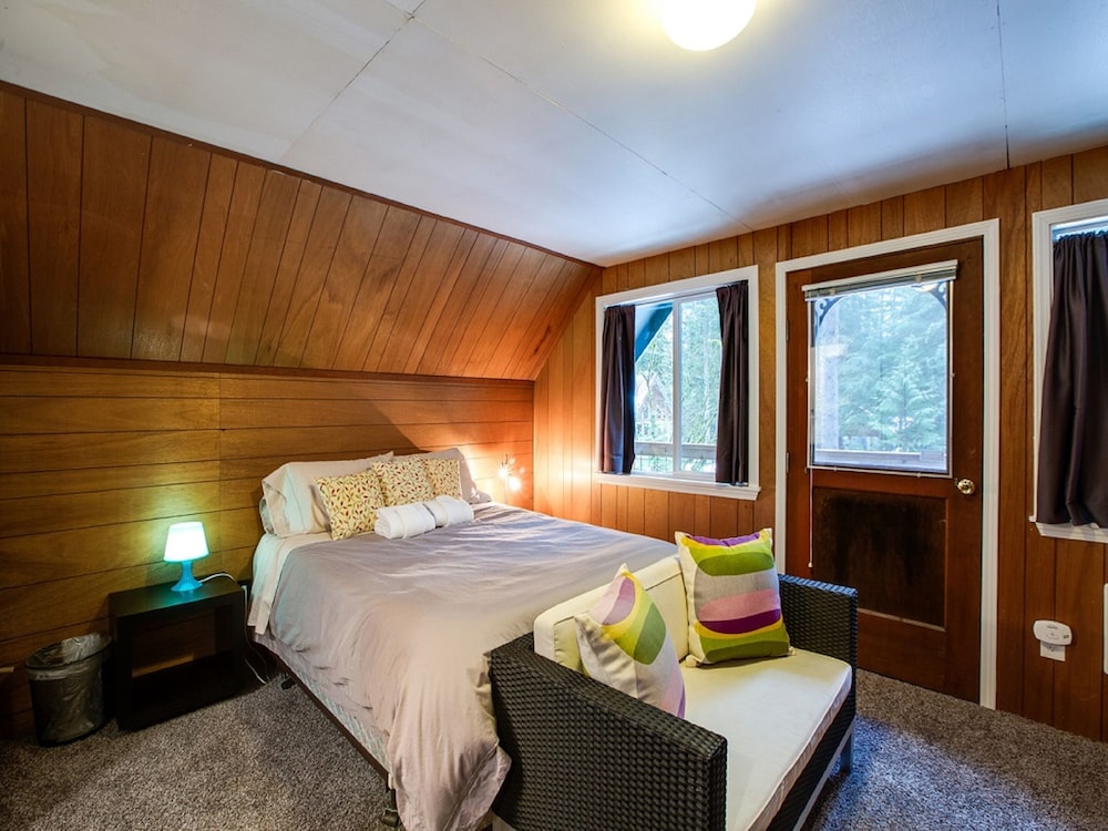 49SL - Hot Tub - WiFi - Fireplace - Sleeps 10 view 4