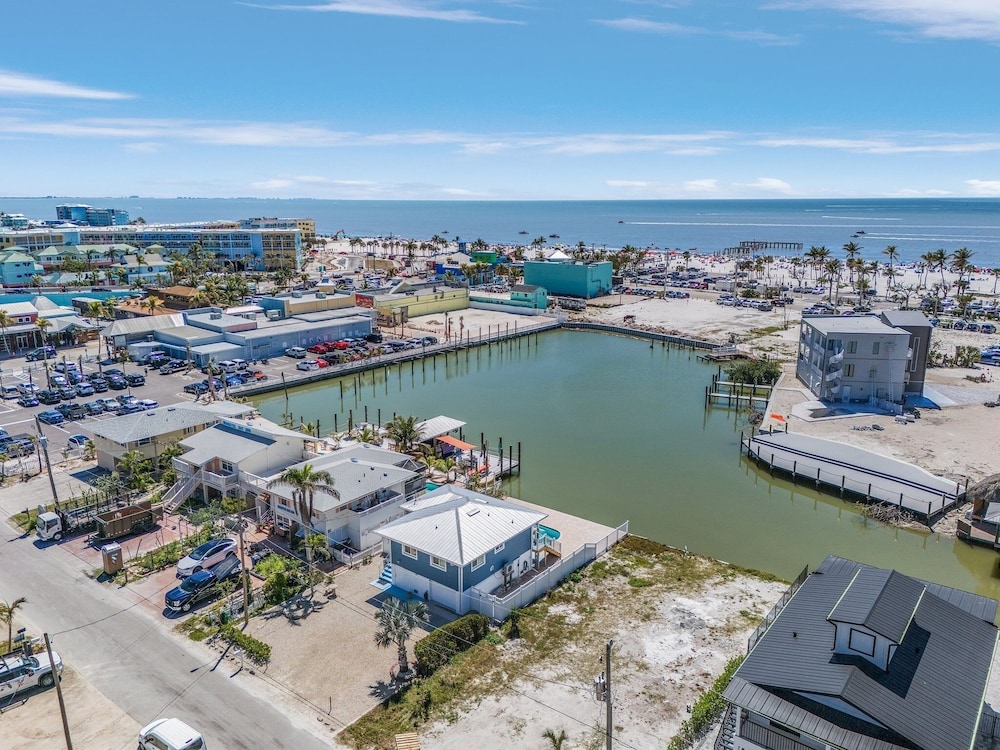 920 Bay Breeze Bungalow: Stunning Bay View Home W/ Heated Pool! 2 Bedroom Home