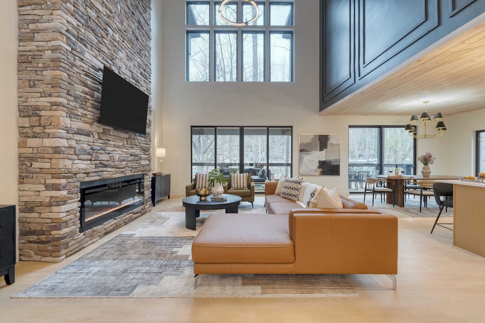 Kings Crown by Avantstay Indoor Pool, Hot Tub, Firepit, Theater All-season Retreat