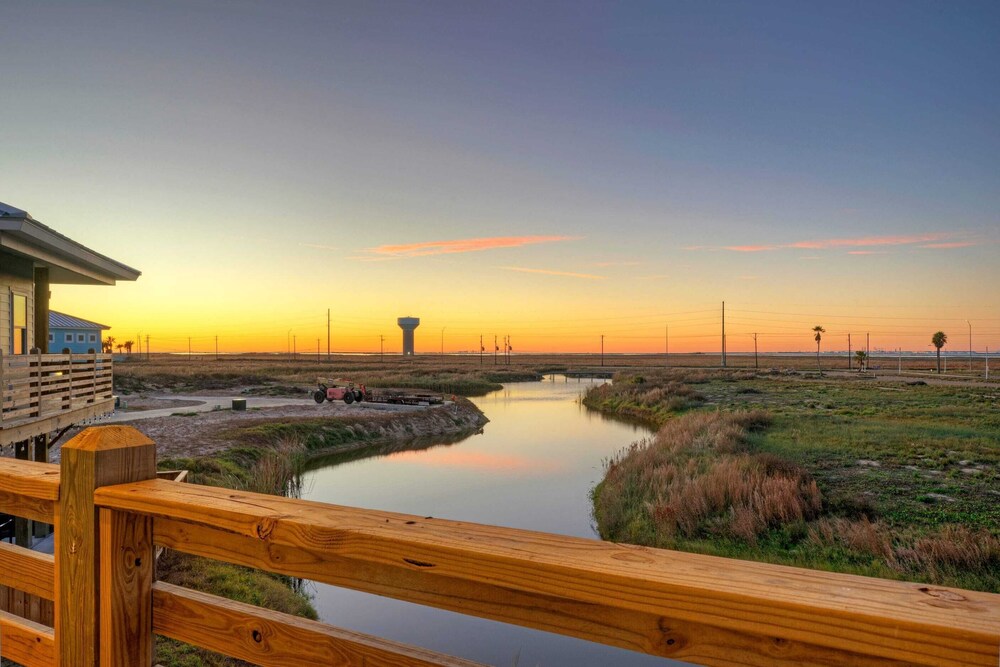 Sleeps 20 2 Homes w/ Beach Boardwalk Access, Water Canal Views, & Priv Pools