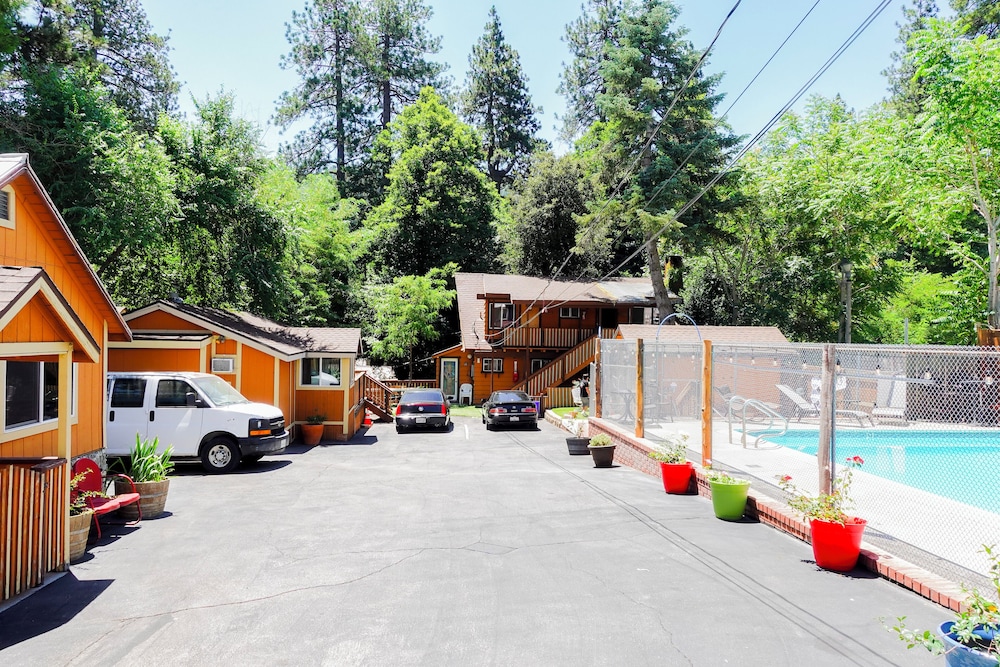 Sleepy Hollow Cabins and Hotel