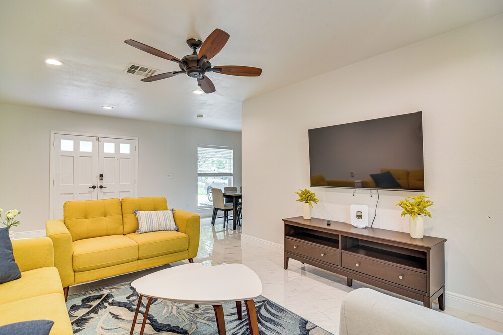 5 Mi to Beach: Tampa Retreat w/ Furnished Lanai!