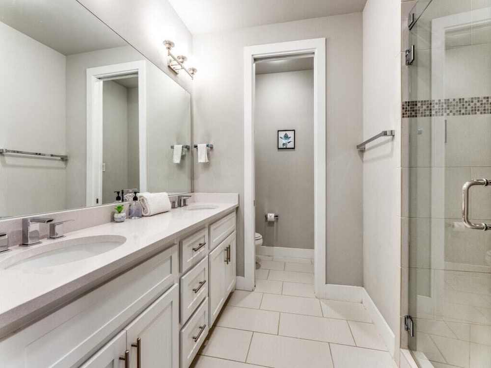 Cozysuites Uptown 3BR King Beds Skyline View