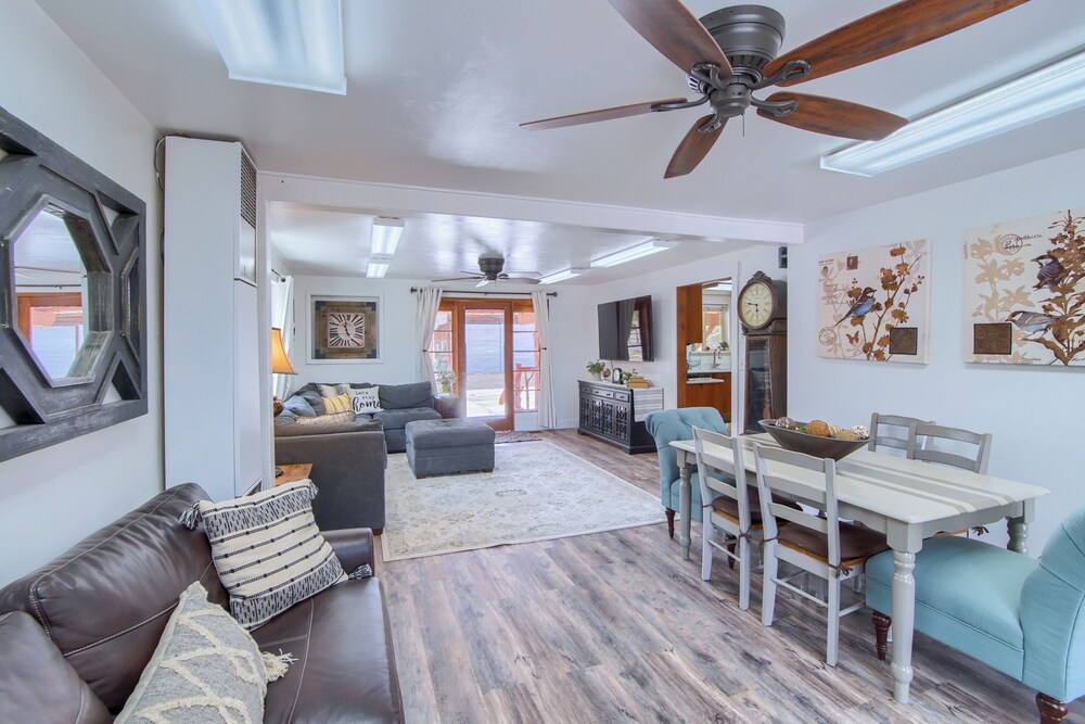 Group Getaway w/ Mtn Views: Home in Circleville!