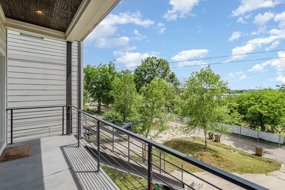 Jade - Private Patio and Balcony - Near Germantown