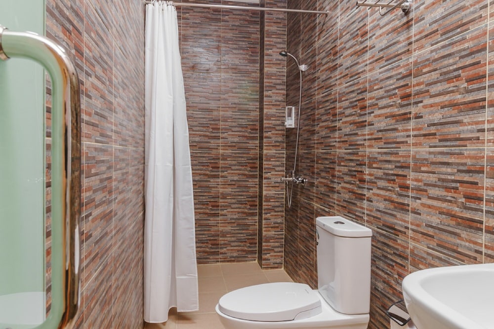 RedDoorz Plus near Soekarno Hatta Airport 2, Tangerang - 23