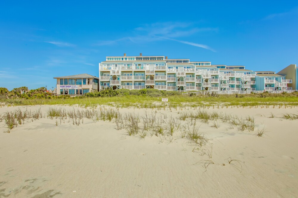 'salt & Light' Oceanfront Condo w/ Pool & Elevator