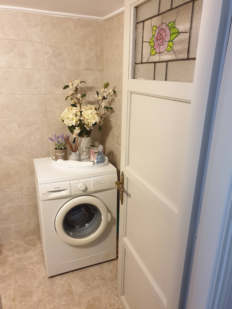 Relax in Elliniko Hidden Gem-vintage Bungalow With Garden and Hot Tub in an Iglo