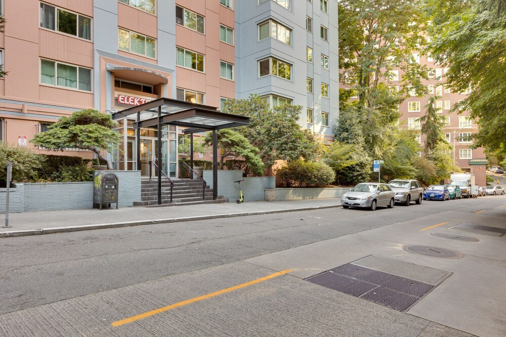 Downtown Seattle Condo w/ Rooftop Deck + Views! view 4