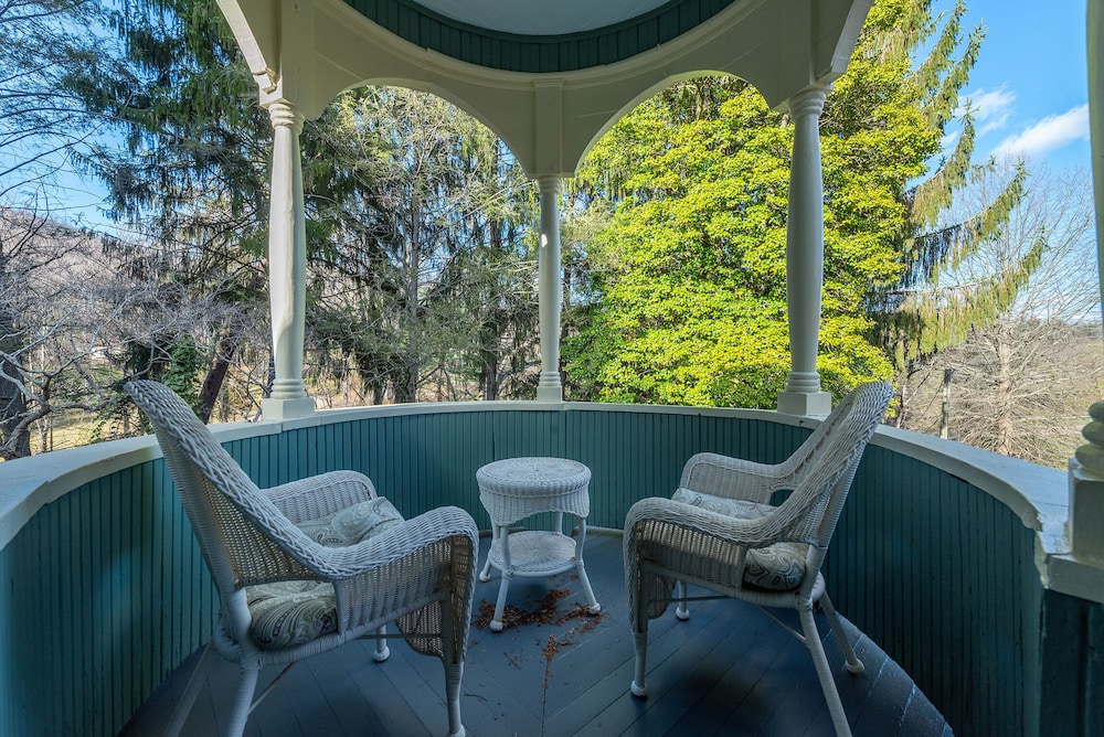 Engadine Inn  Cabins - Property Image 128