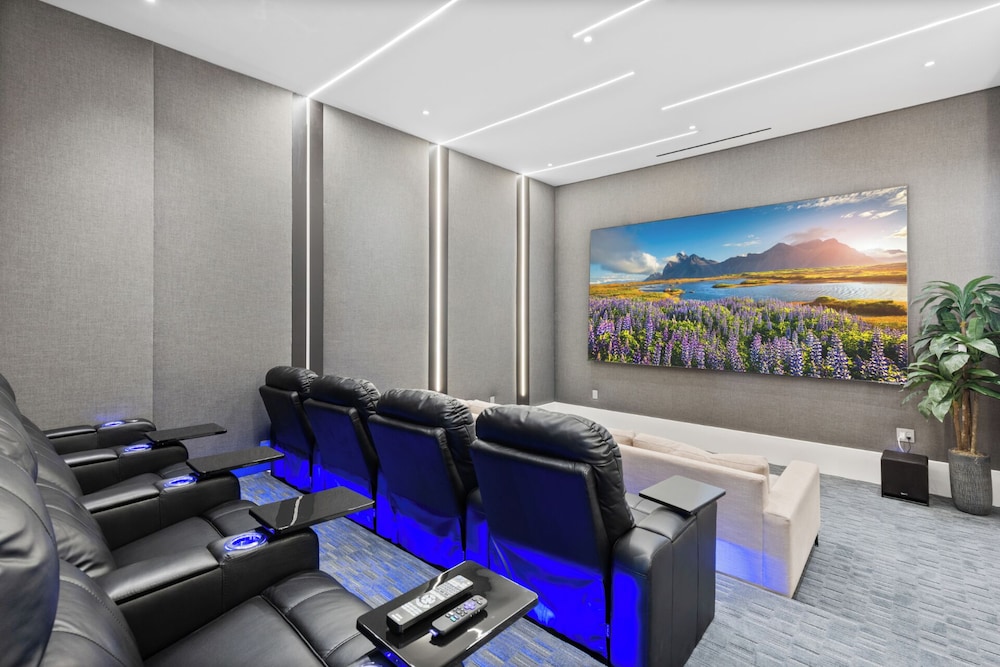 Melvin - Modern Contemporary Estate w/ Backyard + Pool & Spa