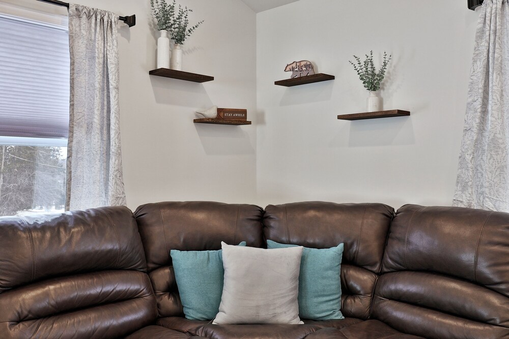 Rutland Vacations - Rutland's Hidden Gem: 2 Br/1ba Renovated Home Close To Everything 2 Bedroom Home - Property Image 1