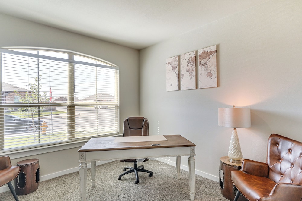Spacious Family Home w/ Office in Midland-odessa!