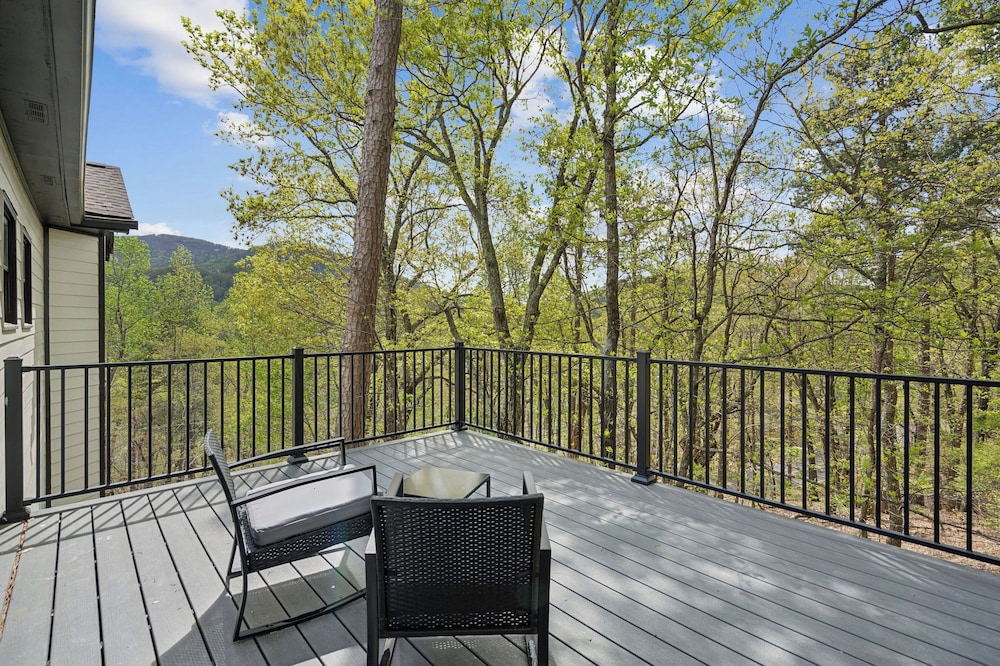 Hot Tub, Decks & 2 Kitchens: Mtn-view Jasper Gem!