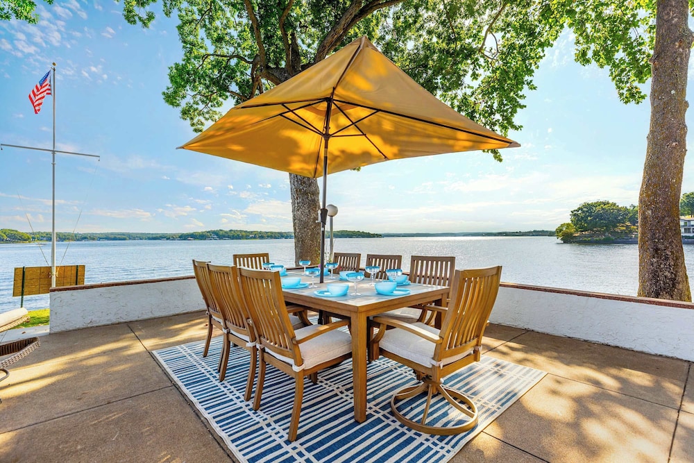 Panoramic Paradise - Lakefront Home for 15