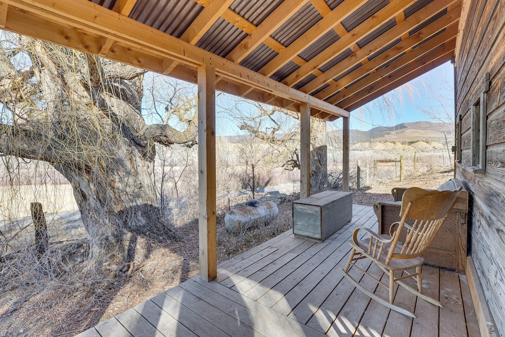 Historic Nature Lovers Cabin on Farm in Paonia!