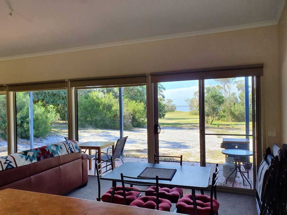 Waterfront Retreat At Wattle Point