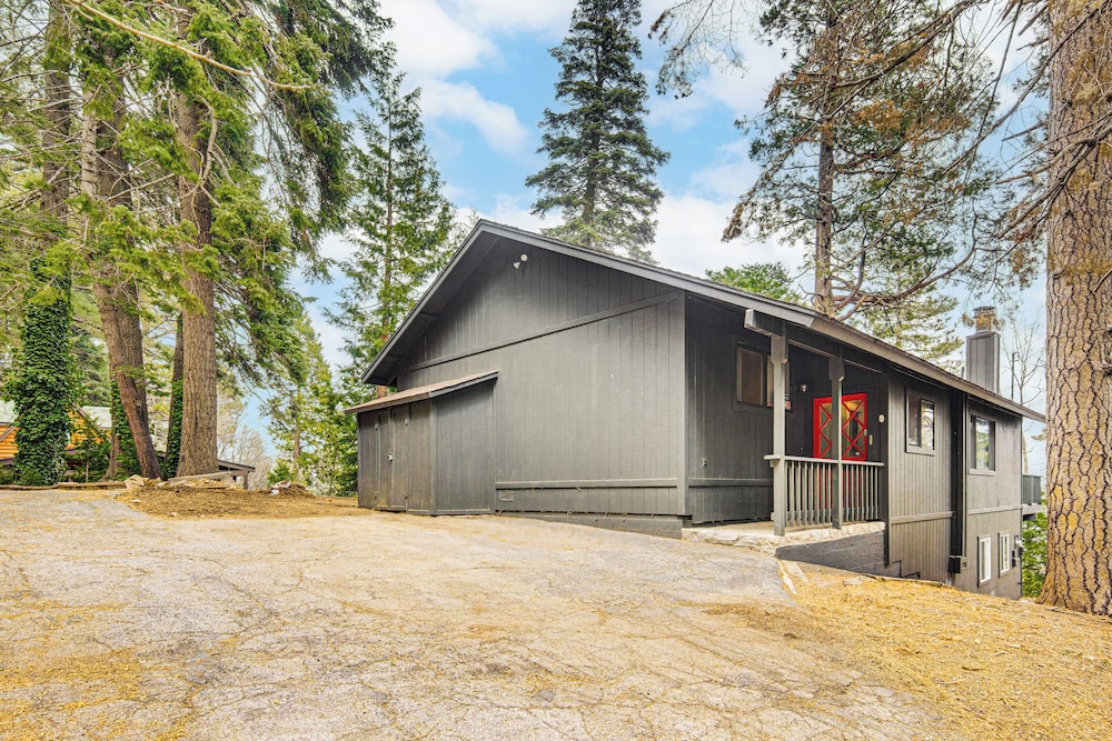 2 Mi to Lake Arrowhead: Treetop Retreat w/ Deck
