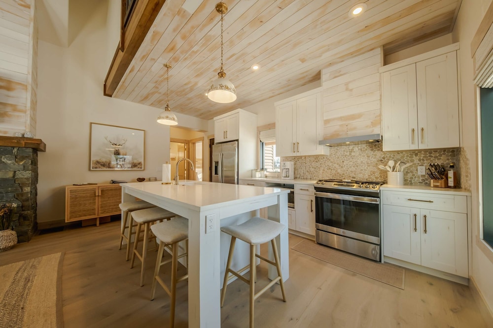 Wilderness Club Nest Modern Cabin Retreat for 9 w/ Hot Tub