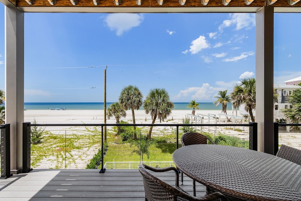 5350 Chasing Sunshine: 5bd/4.5ba Pool Home! 5 Bedroom Home