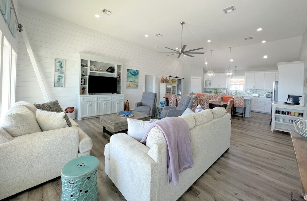 Hooked On A Feeling 3 Bedroom Home by RedAwning view 2