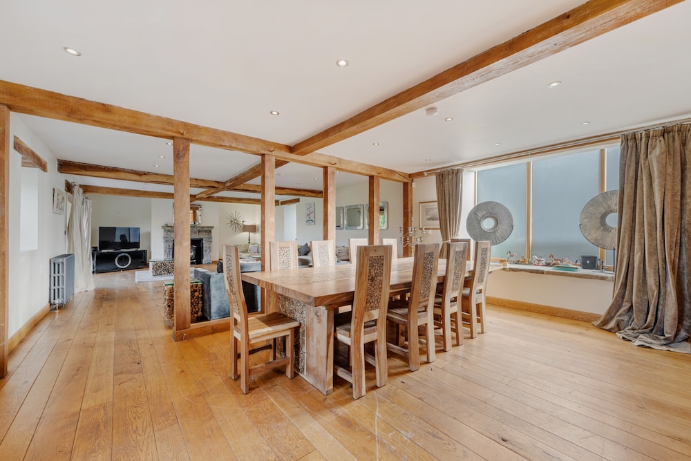 5-bed Retreat, Sleeps 12 in Harrogate With Hot Tub