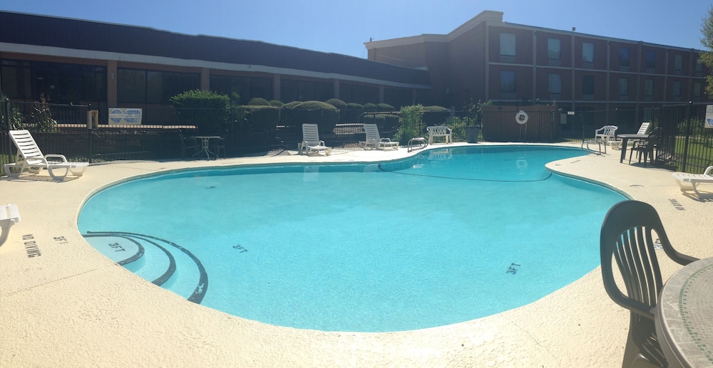 Mount Pleasant Vacations - Executive Inn - Property Image 1