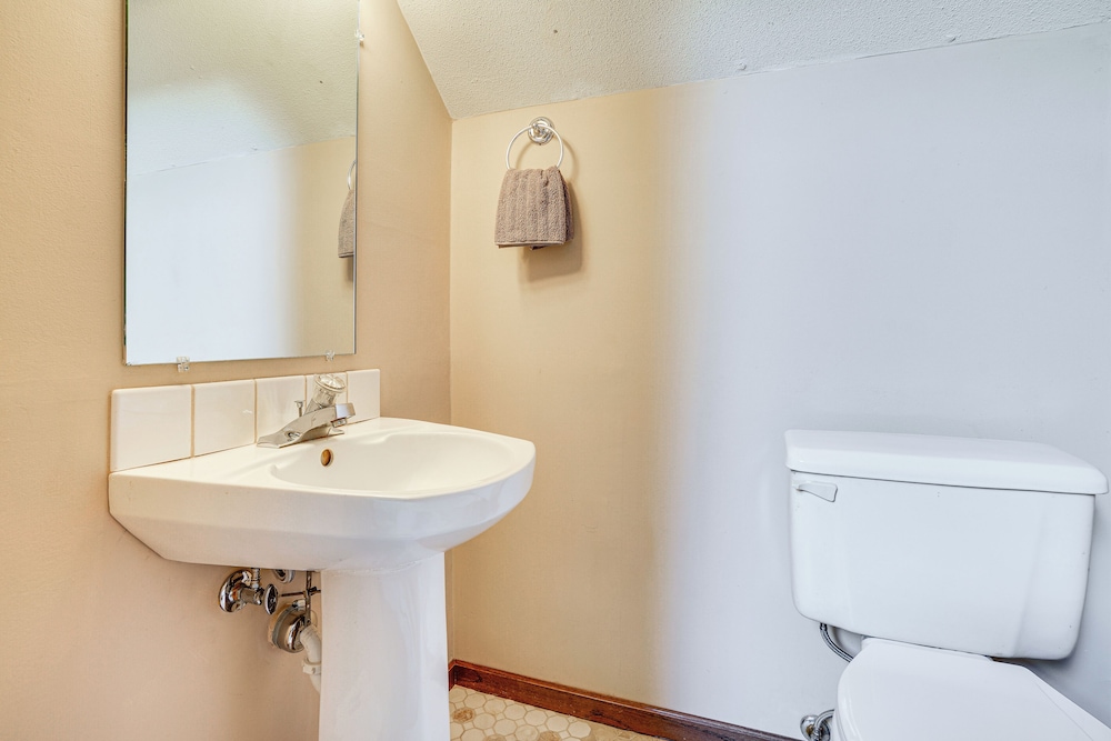 'love Lake Retreat w/ Hot Tub in New Richmond!
