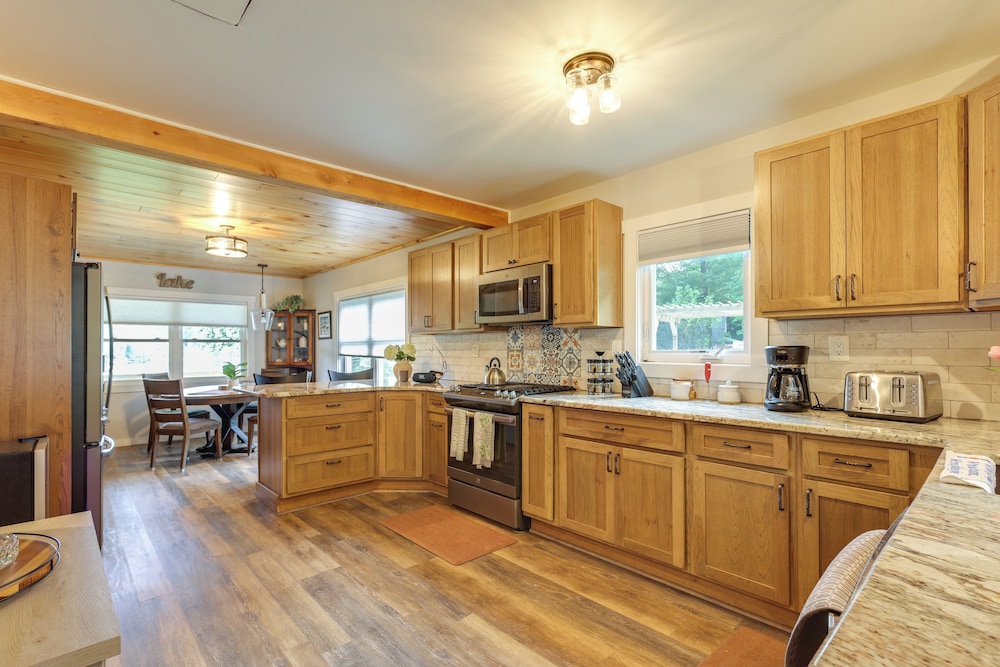 Game Room, Patio & Stunning Views: Lakefront Home!