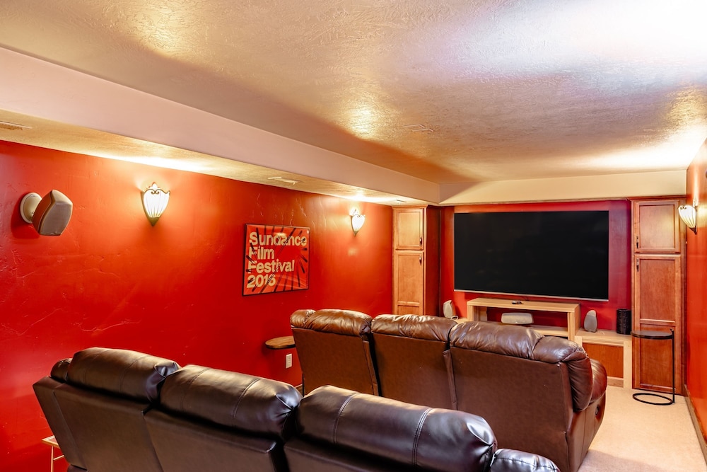 Red Hawk by Avantstay Charming Cabin w Theatre Spa 5mins to Deer Valley Mtn