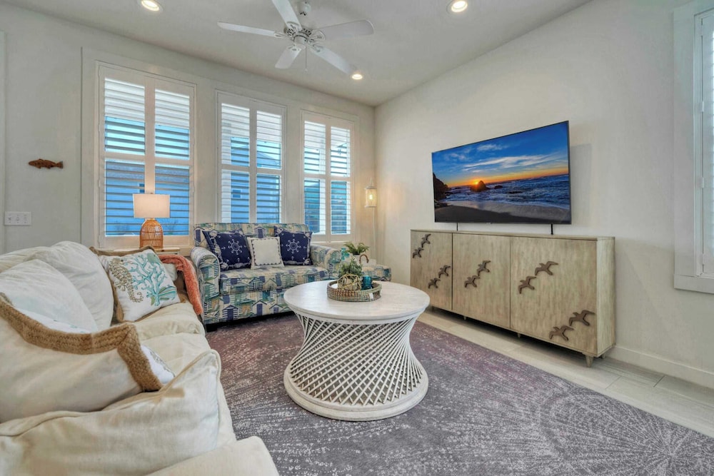 Sleeps 20 2 Homes in Mercer Village w/ Pool Heart of Old Town, Walkable