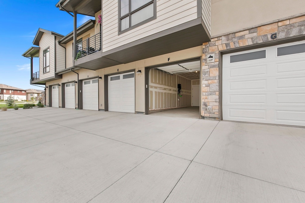 Northfield Old Town Flat Attached Garage w/ EV
