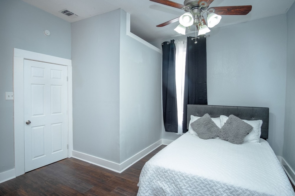 Stunning 2br/1ba Historic Pad Few Steps Downtown view 4