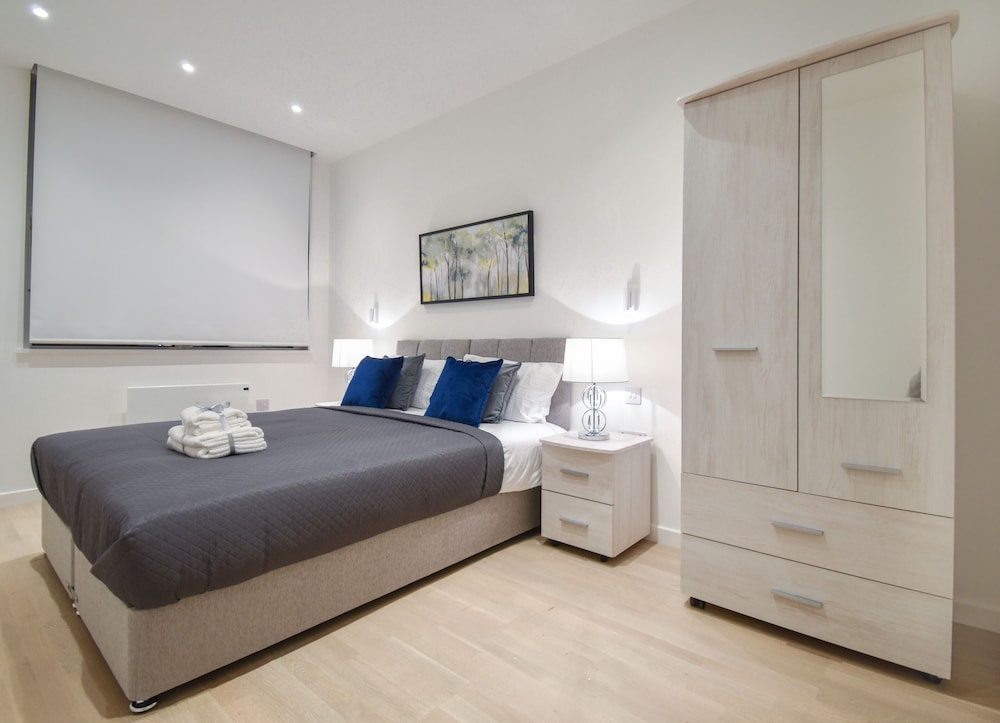 Silbury MK City Apartment With Parking view 2