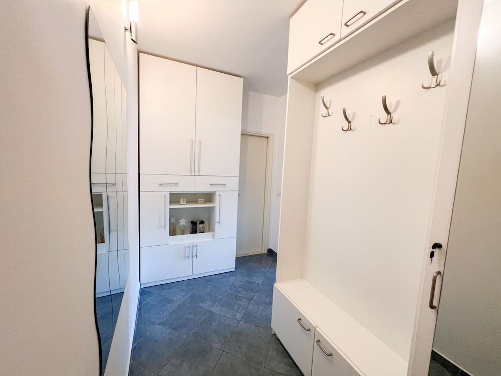 MIRROR apartment