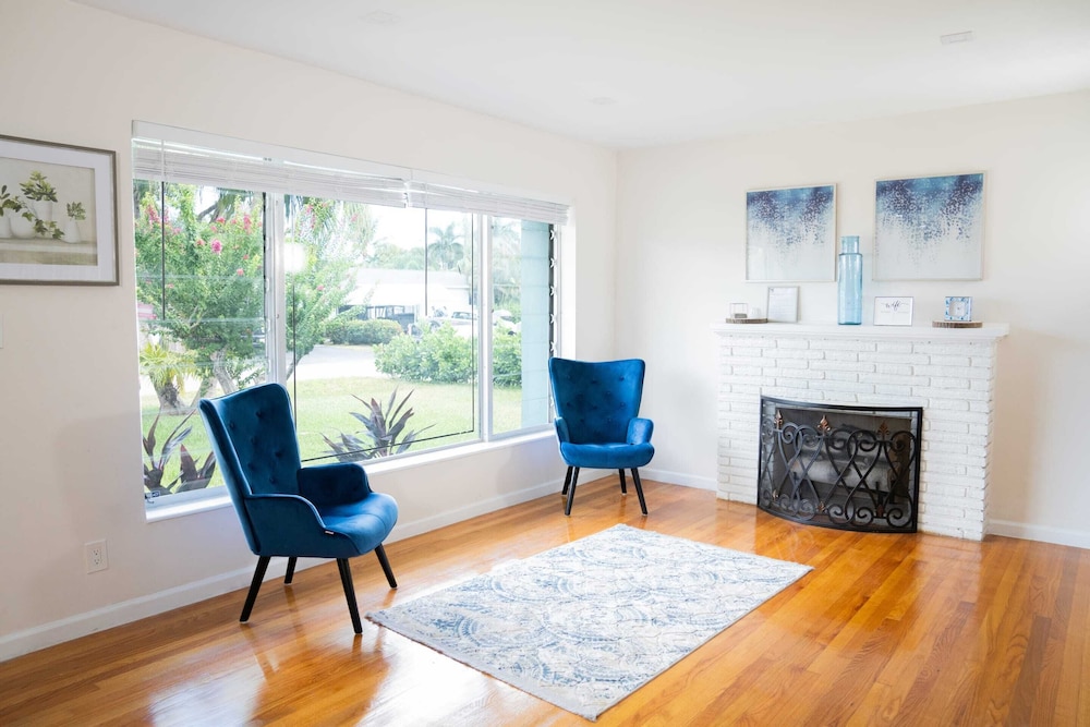 Cozy House With Patio, Fireplace, Parking - Hollywood, Florida - Image 4