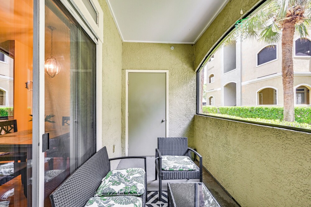 4 Mi to Clearwater Beach: Apt w/ Community Pool!