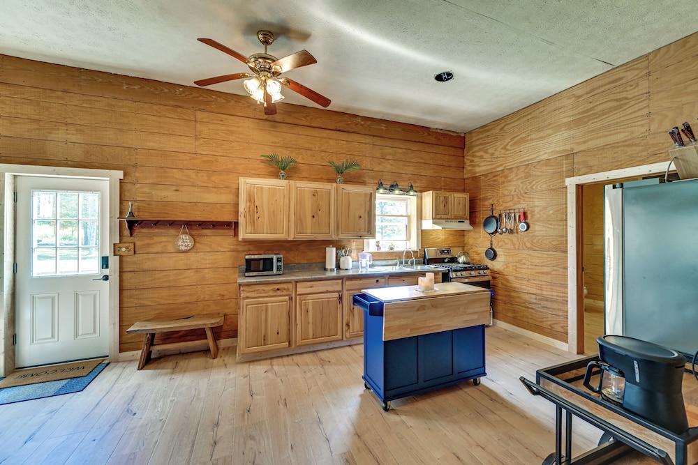 Ohio Hunters Cabin w/ Pond Access: Pets Welcome!