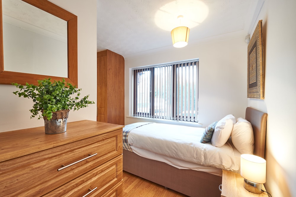 Northleigh House, Furzton, 6 Bedroom/5 Bathroom House