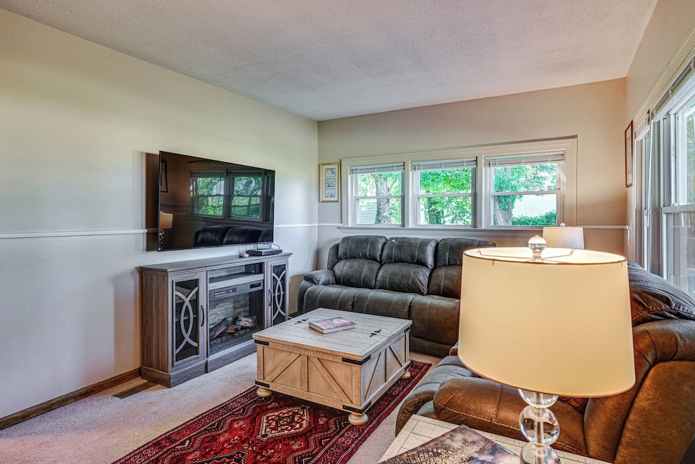 2 Mi to Oak Grove Racing & Gaming: Home on 1 Acre
