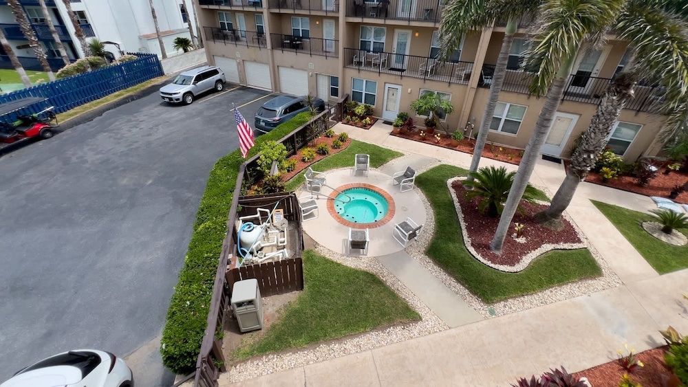 Cozy Family Retreat Steps To Beach Pool / Hot 2 Bedroom Apts