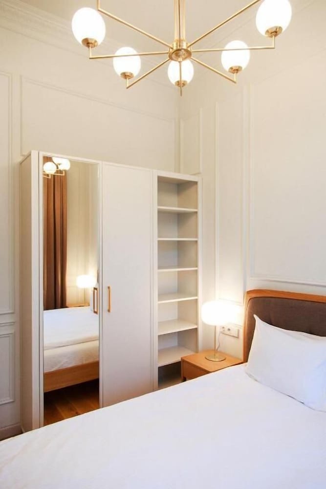 Roze Center Apartments