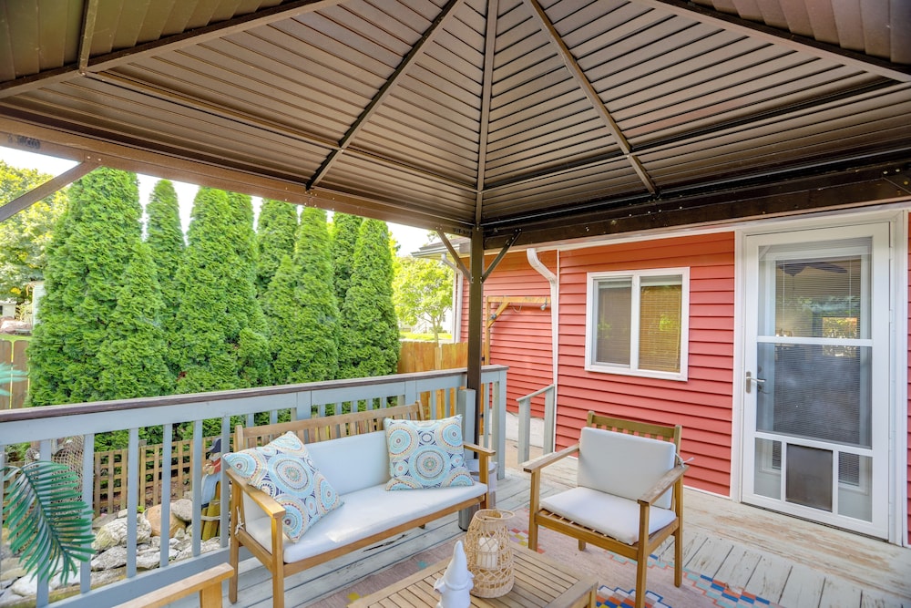 Steps to Lake Erie! Cedar Point Home Base w/ Deck